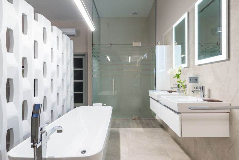 Helles modernes Bad mit freistehender Wanne