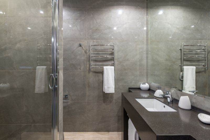 Modernes Bad mit Glasdusche