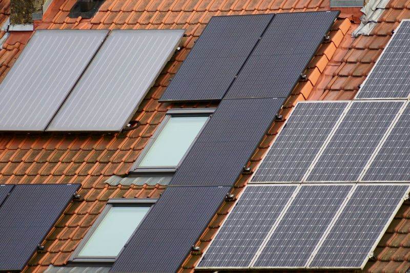 Klimaanlagen-Außengerät an einer Hausfassade
