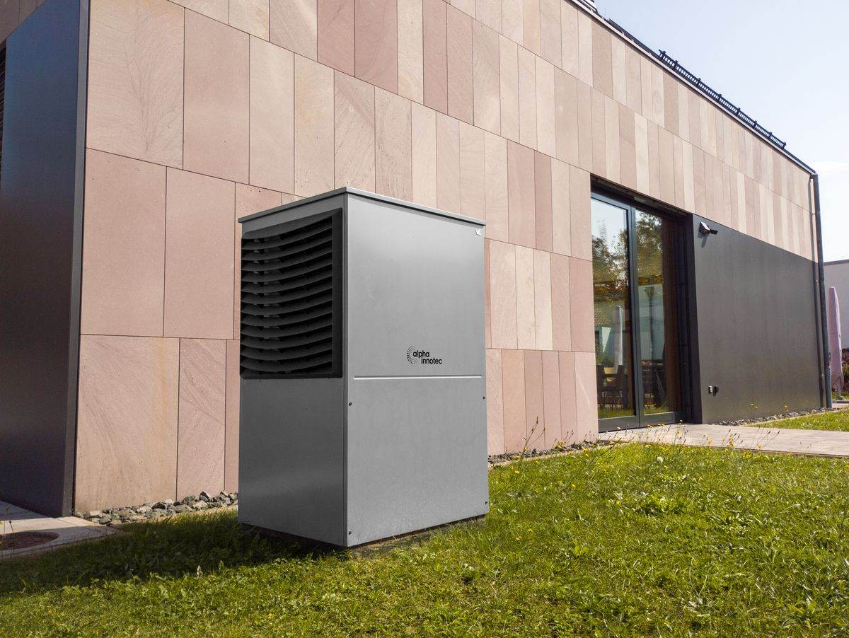 Moderne Wärmepumpe an einem Wohnhaus